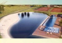 Lazer do Condomínio Veredas: lagoa com praia, piscinas, deck de madeira, quadras de tênis e campo gramado. Capão da Canoa.