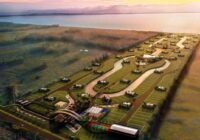 Vista aérea do Occhi Marina Club - Capão Novo, mostrando lotes, casas, infraestrutura de lazer e a Lagoa dos Quadros ao en...