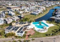 Vista aérea do clube social com piscinas e casas modernas do Condomínio Sea Coast Beach Village Xangri-Lá, cercado por can...