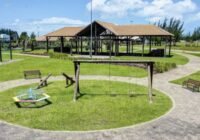 Área de lazer com playground, balanços, carrossel e bancos em gramado, com pavilhão. Condomínio Lagoa do Passo, Xangri-lá,...