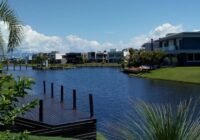 Condomínio Malibu Beach Residence: lago azul, deck de madeira e casas modernas. Ideal para quem busca imóveis em Capão da ...