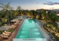 Clube Península do Condomínio Raro - Xangri-lá, com piscinas iluminadas, deck de madeira, espreguiçadeiras e paisagismo tr...