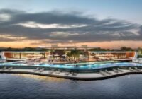 Clube principal do Condomínio Royal Lake - Xangri-lá, com piscinas iluminadas, arquitetura moderna sobre o lago e espregui...